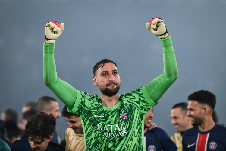 队报：多纳鲁马仍跟巴黎训练，曼联退出竞争&amp;他更接近加盟曼城